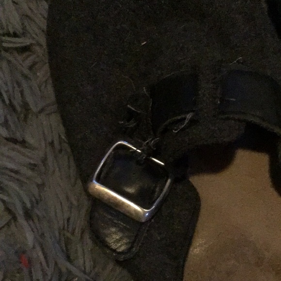 Black sandle/slipper gently used - Picture 2 of 2